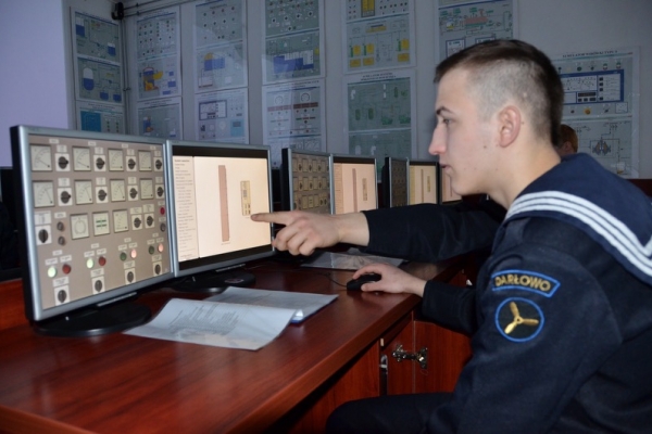 Szkolenie młodych marynarzy na symulatorach w CSMW w Ustce